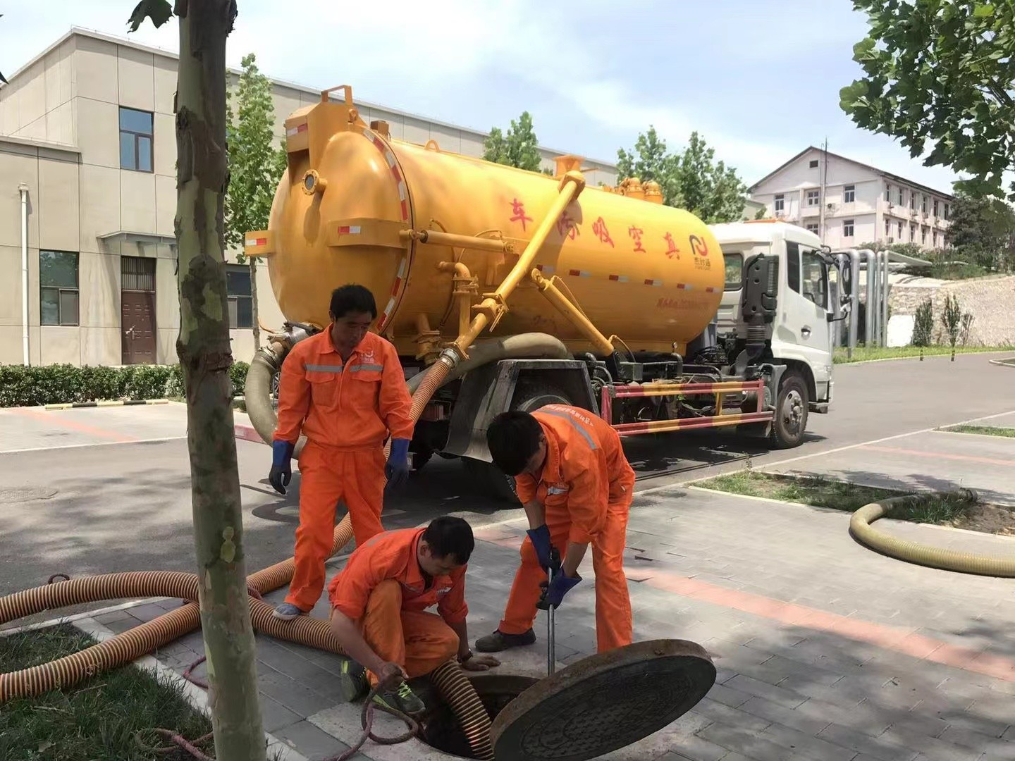 清水管道疏通车停在窨井附近