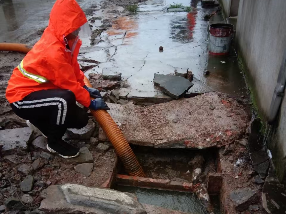 清水专业清理污水池 炜誉市政以规范流程守护城市 “肠道”