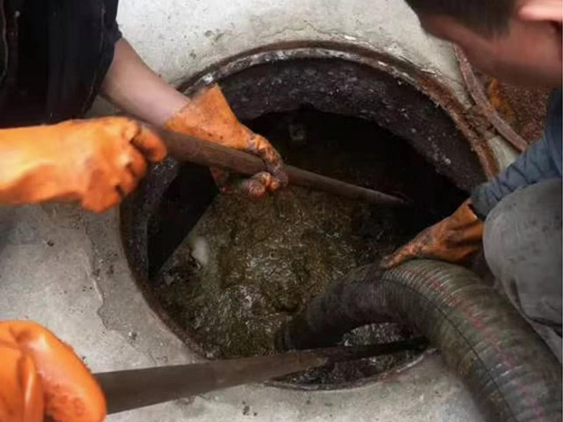 清水清理化粪池时如何避免沼气的危害？